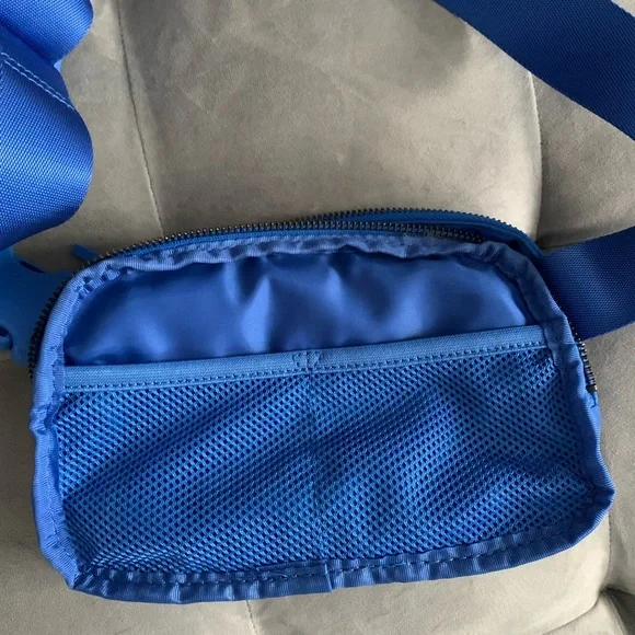 Lululemon Everywhere Belt Bag Wild Blue Bell Royal OG - Picture 6 of 12